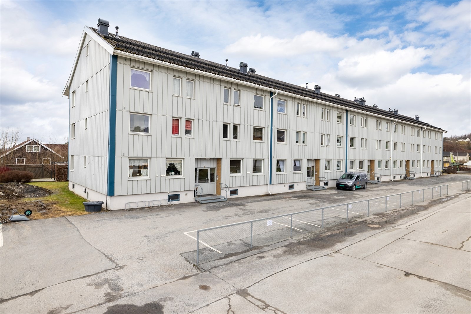 Leiligheten ligger i Hov borettslag, et veletablert borettslag på Hønen. Gode parkeringsmuligheter på området. Galleribilde