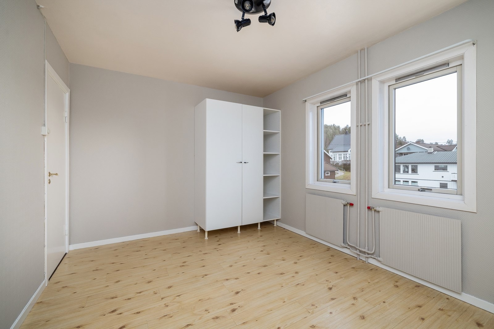 Det andre soverommet egner seg godt som barnerom, gjesterom eller kontor. Galleribilde