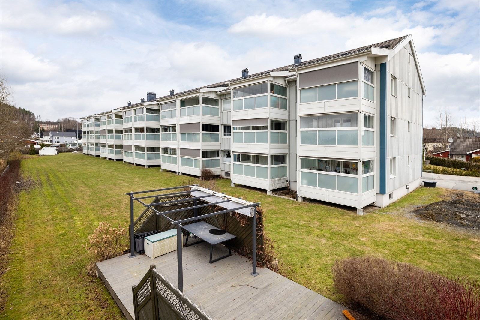 Borettslaget har felles uteplasser med grill som kan benyttes av alle beboere. Galleribilde