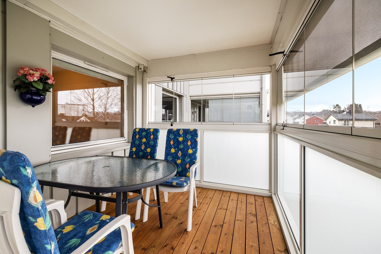 Innglasset veranda som forlenger sesongen og gir et lunt uterom med plass til en sittegruppe. Galleribilde