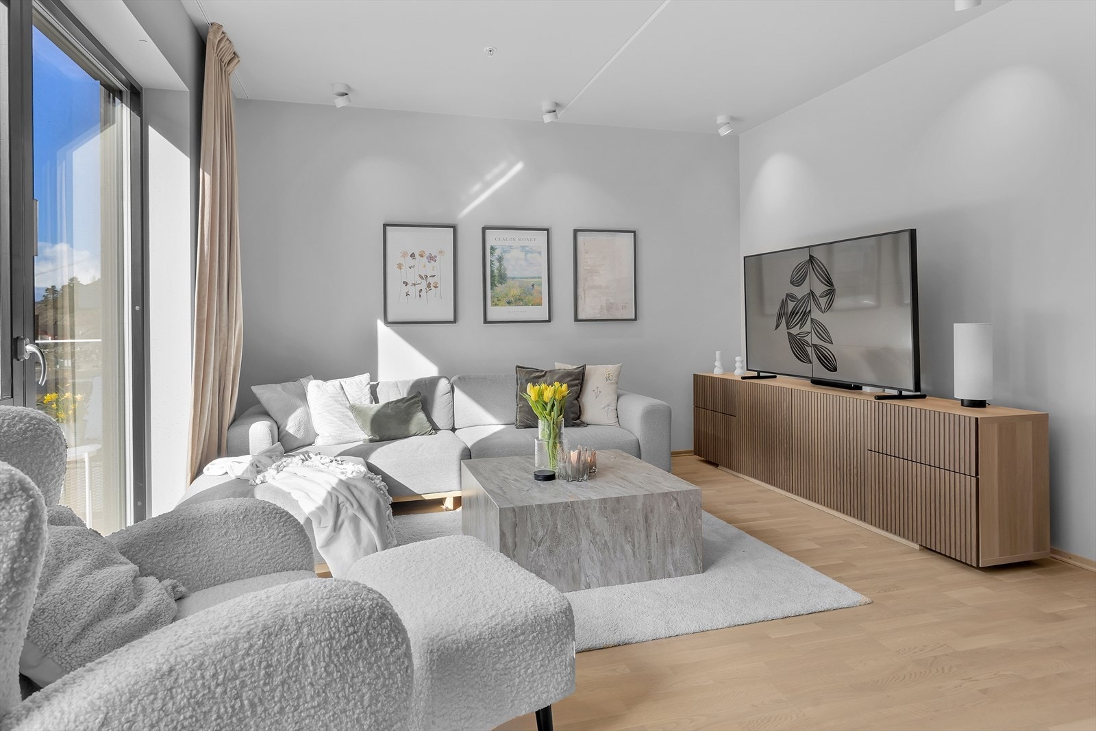 Stuen er preget av tidløse løsninger med slette flater, balansert ventilasjon og et elegant parkettgulv med vannbåren varme, som gir jevn og behagelig oppvarming. Galleribilde