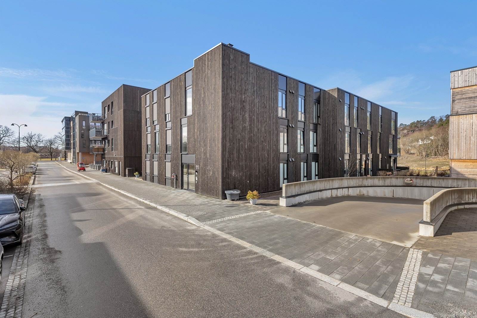 Oppvarmet nedkjørsel til parkeringskjelleren. Galleribilde