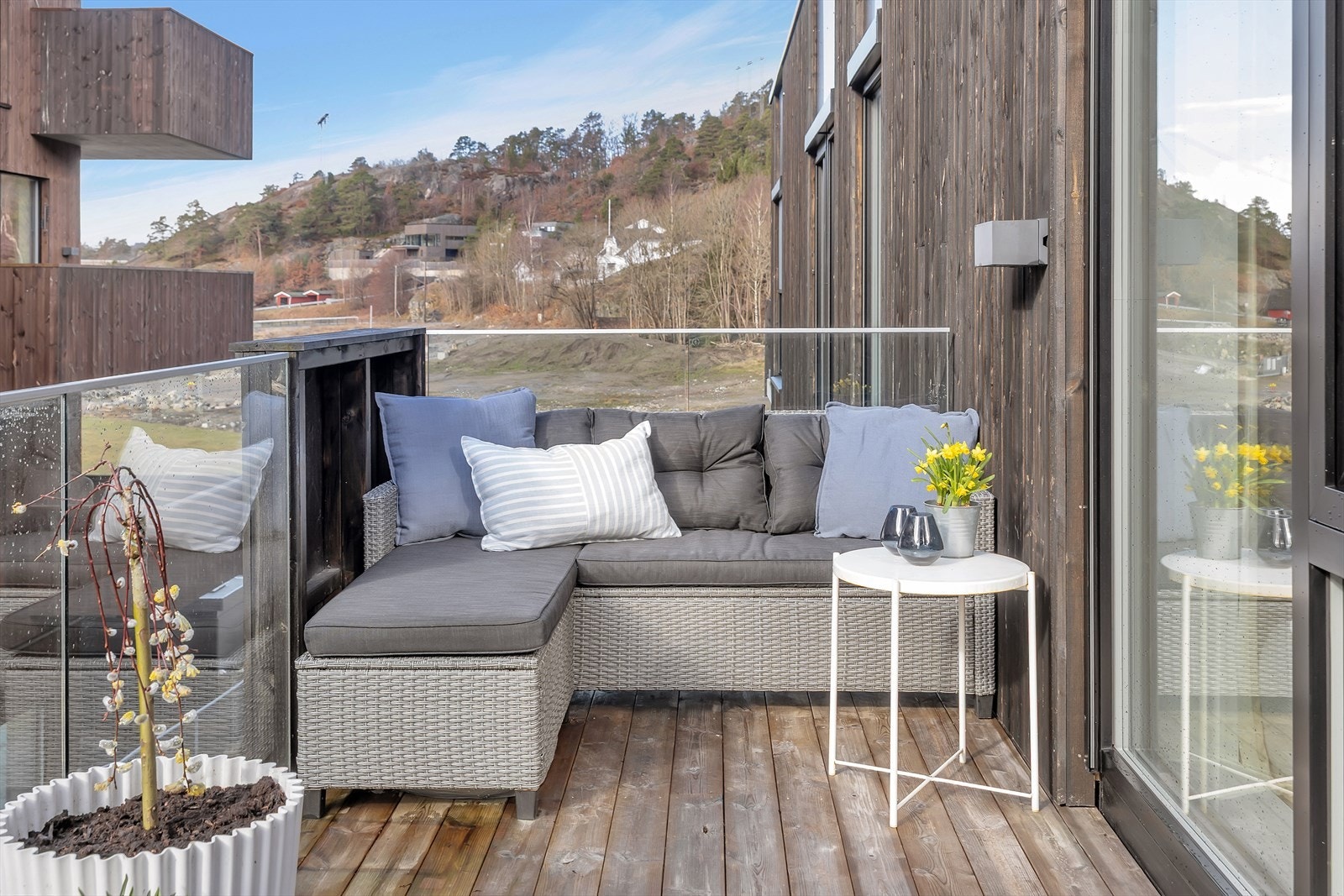 Balkongen har god plass til utemøbler og grill, noe som gjør den ideell for hyggelige måltider og sammenkomster med familie og venner. Galleribilde