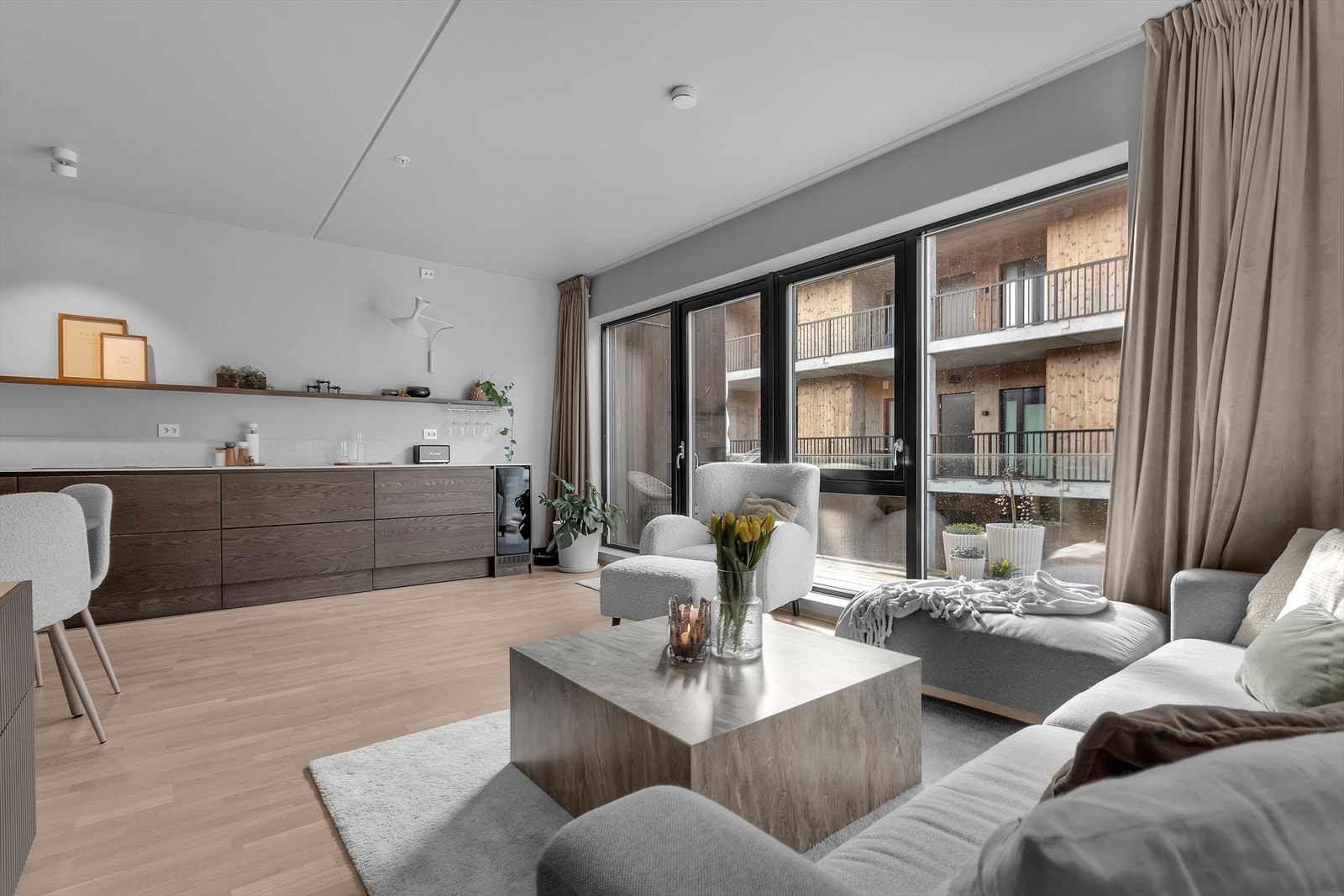 Den åpne og luftige planløsningen mellom stue og kjøkken skaper en sømløs overgang og god flyt i boligen. Galleribilde