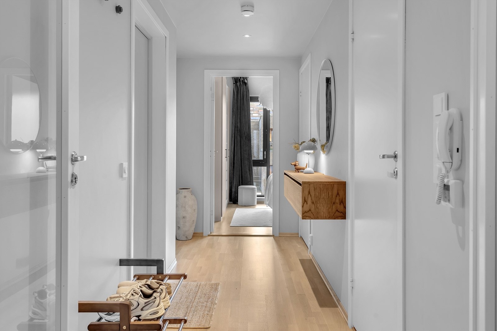 Entréen har moderne belysning med downlights i taket, god plass til oppheng av yttertøy og oppbevaring av sko, samt behagelig vannbåren gulvvarme. Callinganlegget er praktisk plassert nær inngangsdøren for enkel bruk. Galleribilde