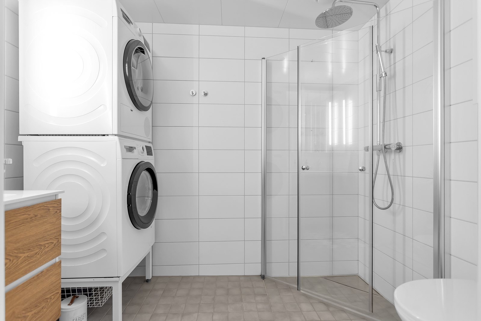 Lekkert, helfliset baderom med moderne innredning og gjennomtenkte løsninger. Badet er utstyrt med en stilfull dusjnisje med "fossefall"-effekt og plassbesparende glassvegger, som gir en åpen og luftig følelse. Galleribilde