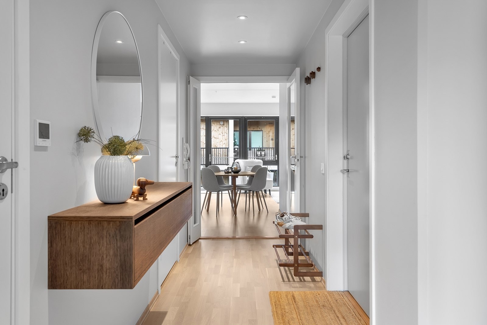 Innbydende entré som setter standarden for resten av boligen! Galleribilde