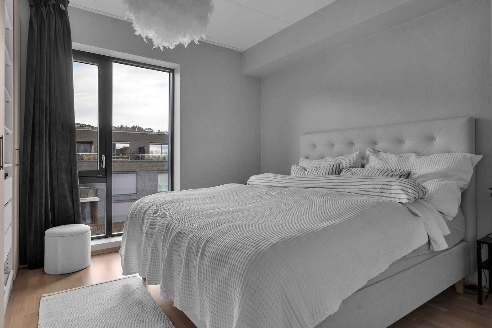 Leiligheten har to innbydende soverom med lune fargevalg, begge med god plass til seng og garderobeløsning. Galleribilde