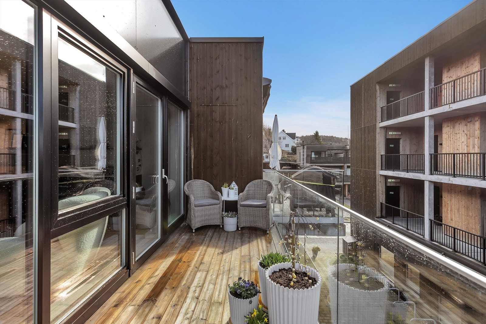 Fra stuen er det utgang til en solrik balkong, perfekt for avslapning på fine dager. Galleribilde