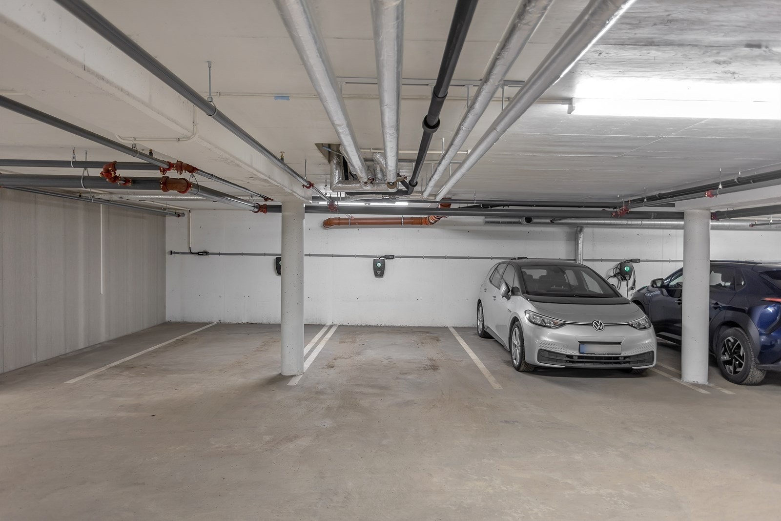 Parkeringsplass med elbil lader i parkeringskjelleren. Heis direkte opp til leilighetens etasje. Galleribilde