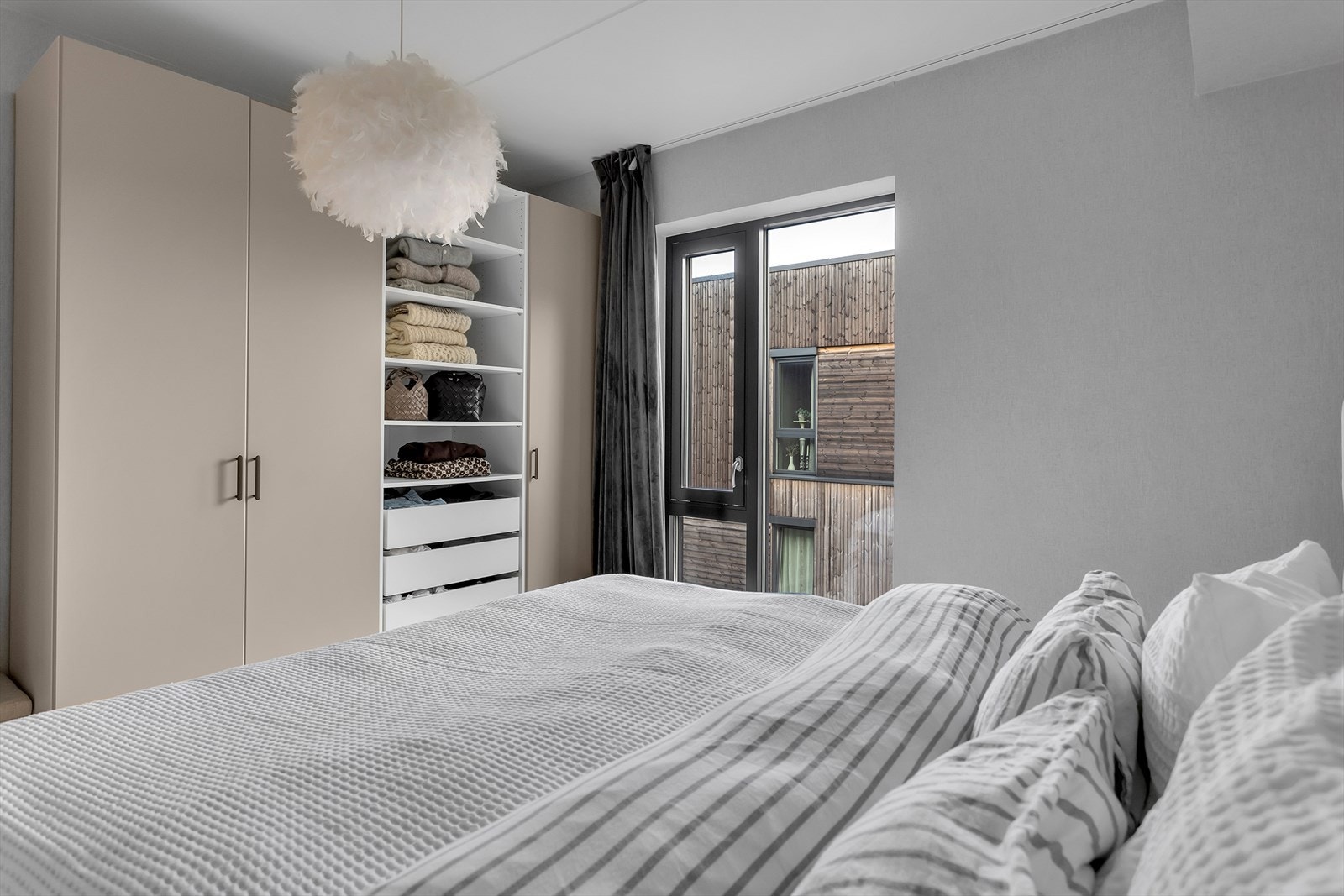 Hovedsoverommet er spesielt romslig, med god plass til en dobbeltseng og leveres med medfølgende garderobeskap. Galleribilde