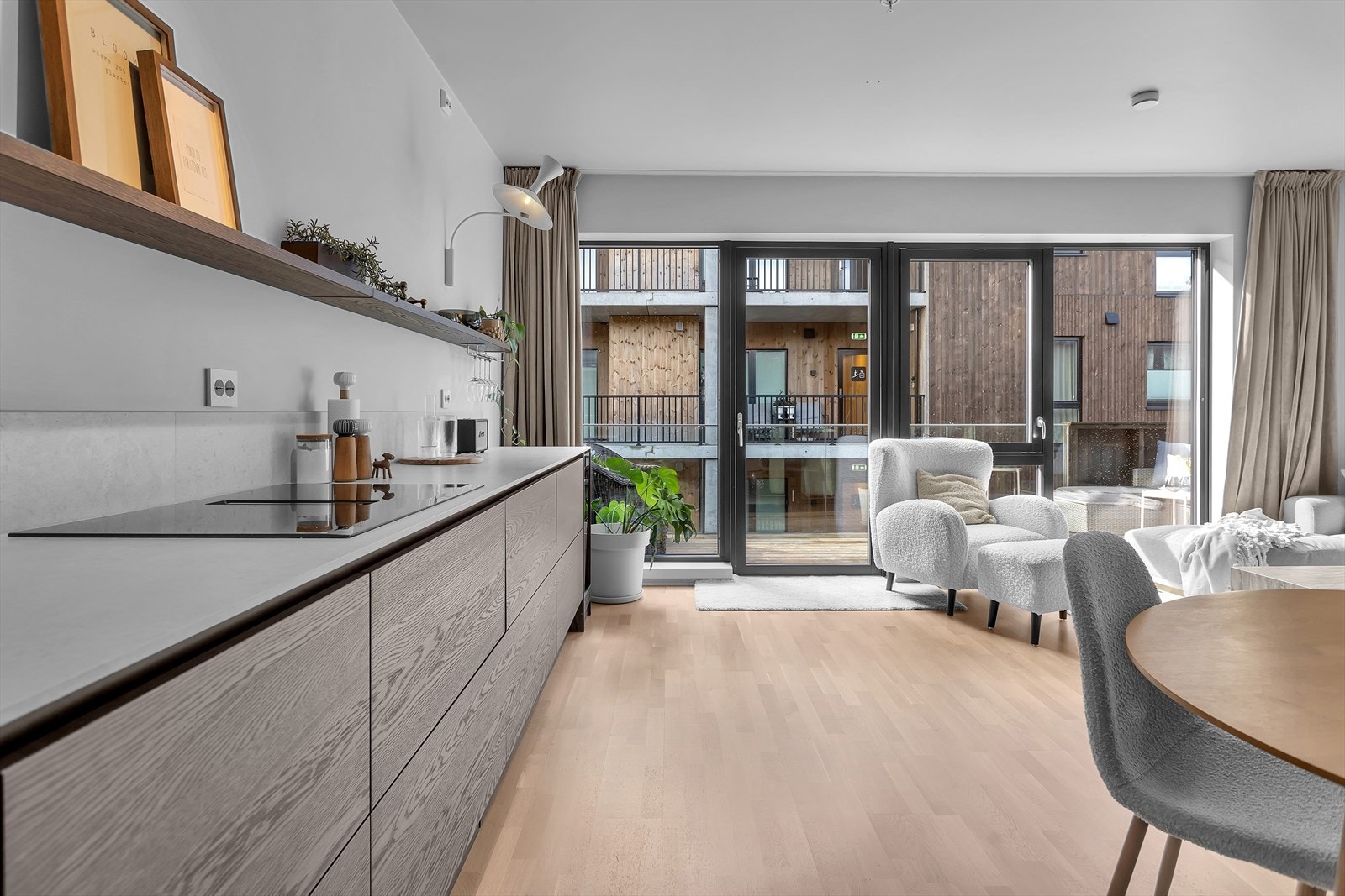 Det er god plass til både salong og spisestuemøblement, naturlig delt inn i separate soner. Galleribilde