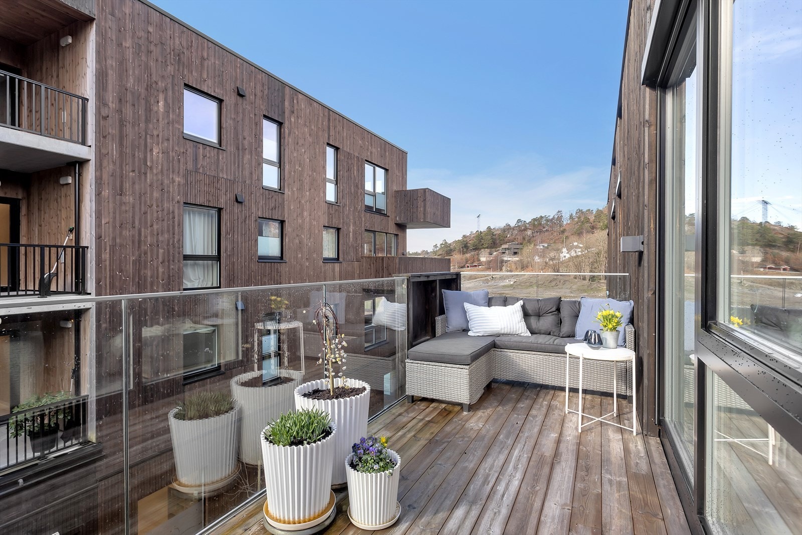 Luftig og solrik sørvendt balkong i toppetasjen, som fungerer som et naturlig samlingspunkt på varme sommerdager. Galleribilde