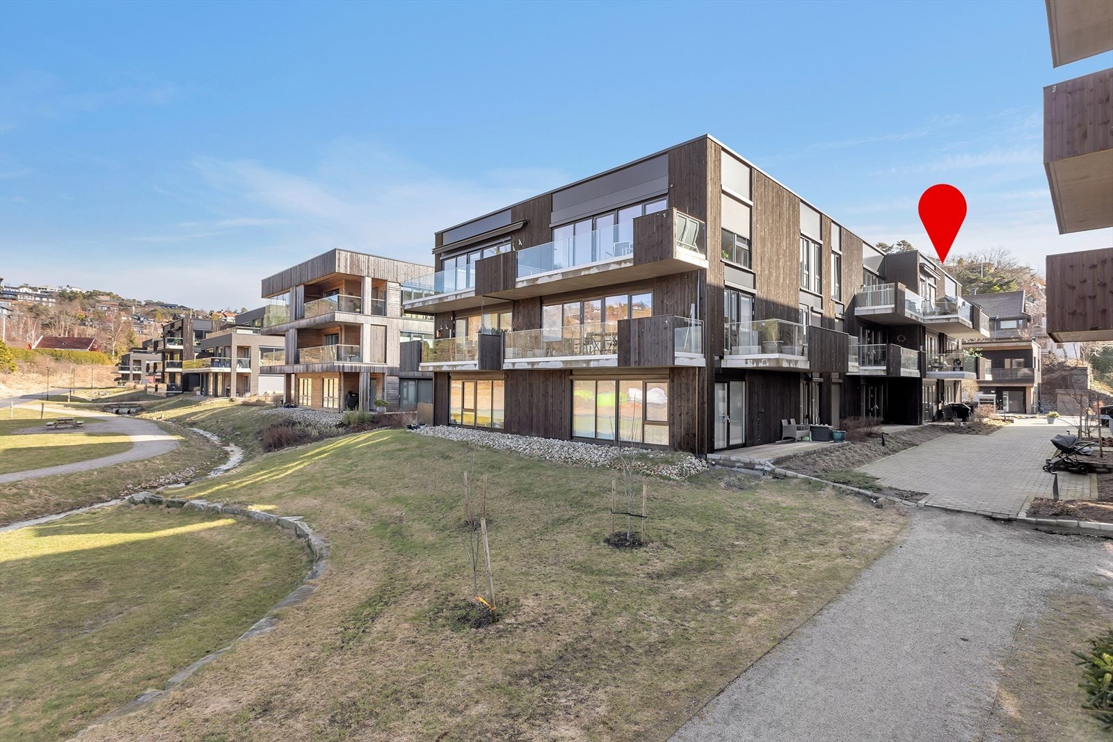 Leiligheten har ypperlig internt beliggenhet i toppetasjen av et moderne boligbygg fra 2022 med heisadkomst og parkeringsplass med elbil lader i lukket parkeringsanlegg. Galleribilde