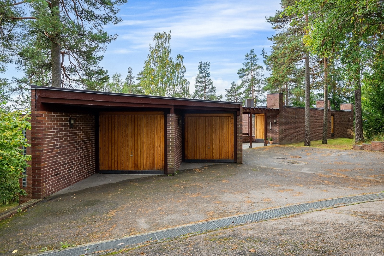 Dobbelgarasje hvor hver enkelt del er forskjøvet i forhold til hverandre. Den ene delen tilhører Setra vei 16 A og den andre delen tilhører Setra vei 16 B. Det er installert el-bil lader i garasjen. Ellers flere biloppstillingsplasser på gårdsplass. Galleribilde