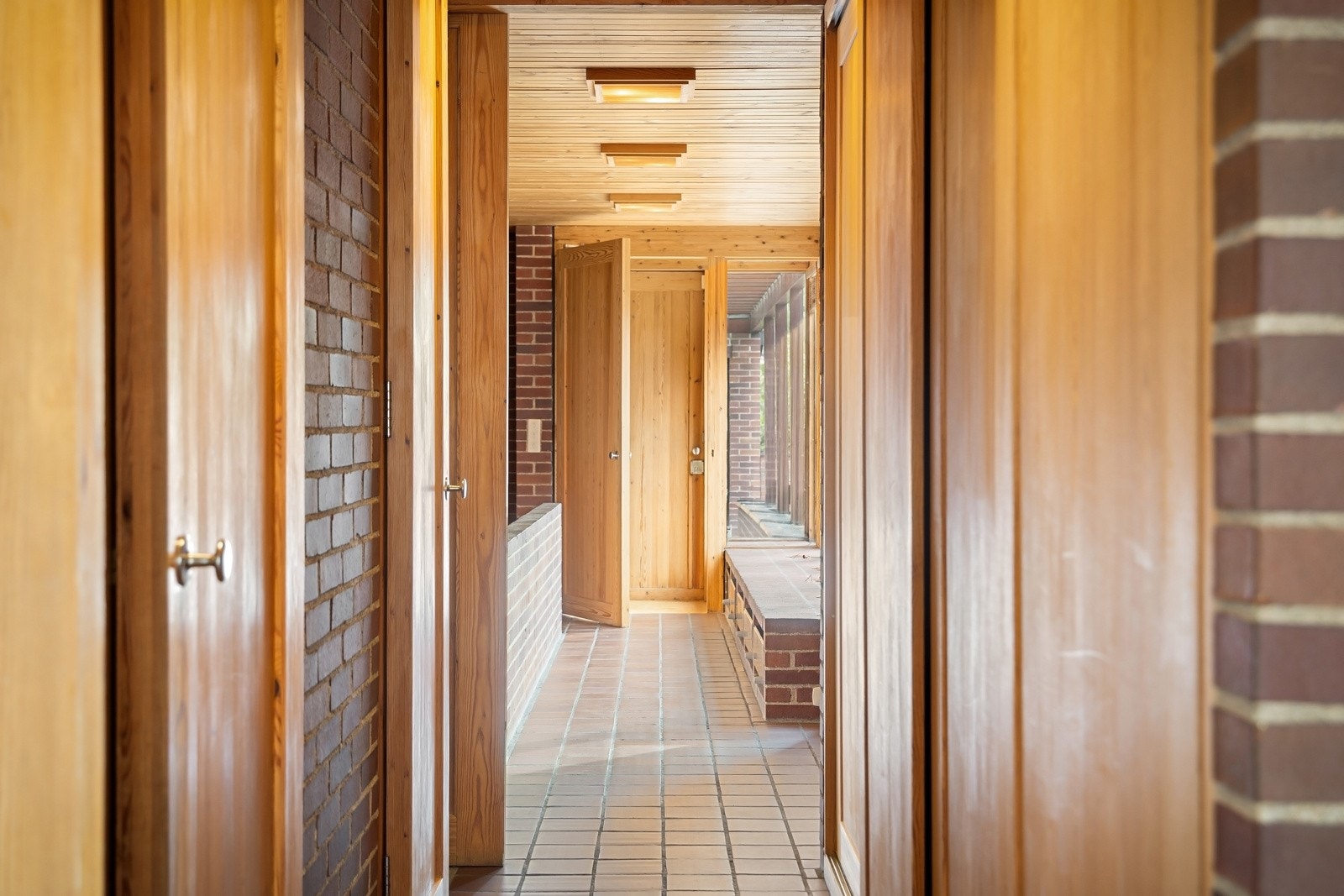Setra vei 16 B - Stor og romslig entré/ hall, med plassbygd garderobeinnredning i regi av arkitekt. Galleribilde