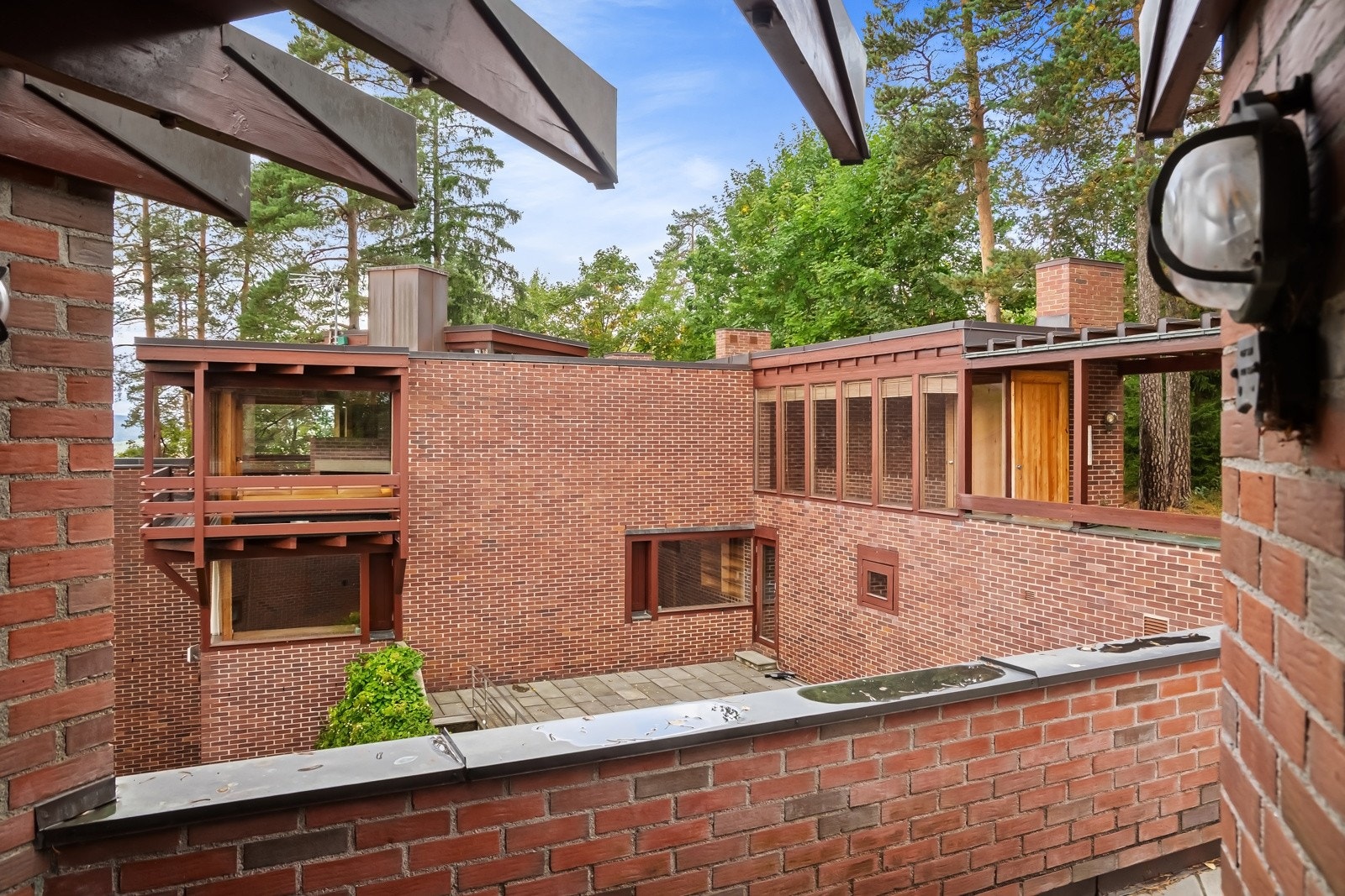 Eneboligen i Setra vei 16 B er oppført etter tegninger av arkitekt Sverre Fehn for Carl Sejersted Bødtker i 1968. Sammen med Setra vei 16 A, som også er tegnet av Sverre Fehn i 1985, utgjør disse to boligene et generasjons "tun" av de sjeldne. Galleribilde