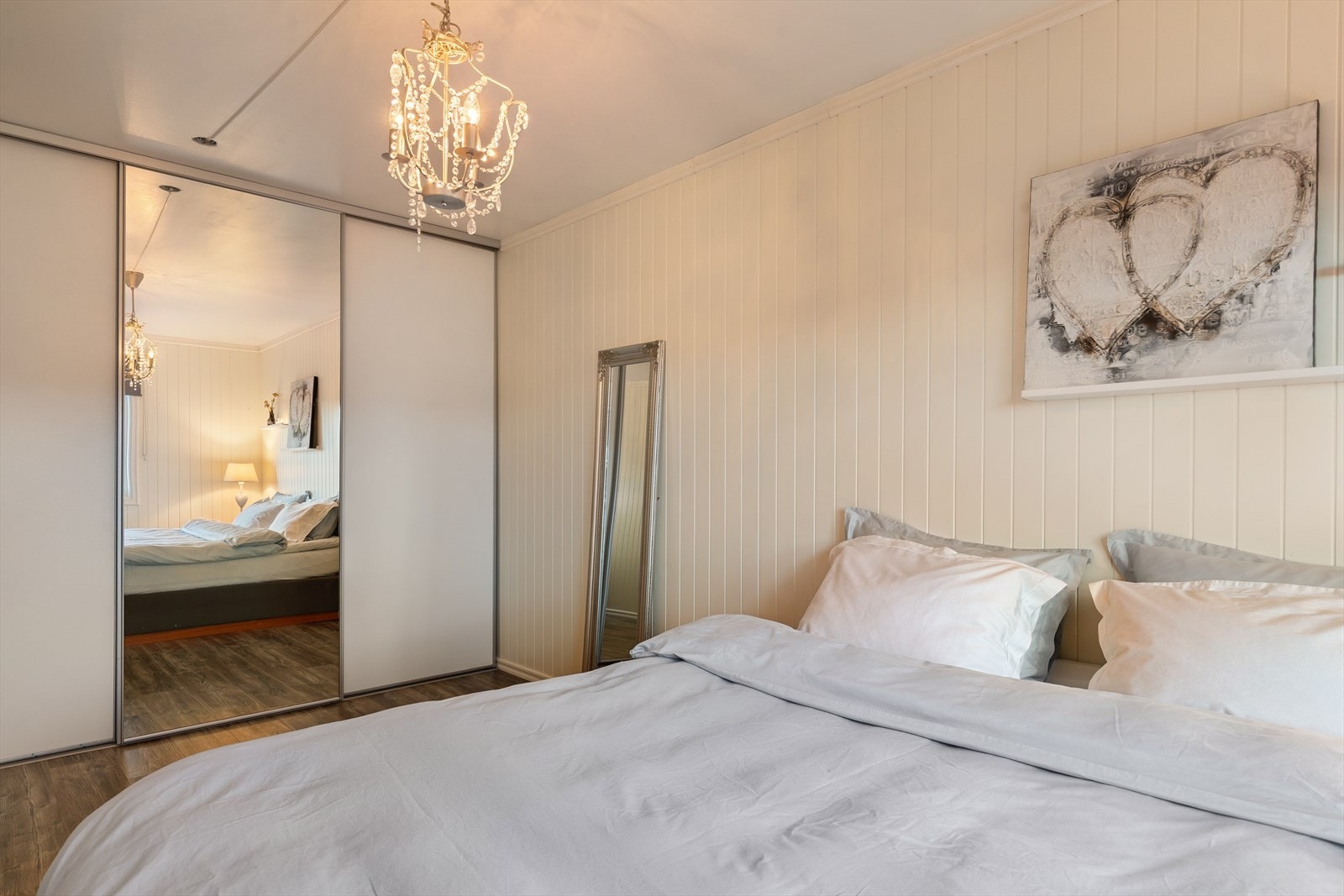 Praktisk skyvedørsgarderobe Galleribilde