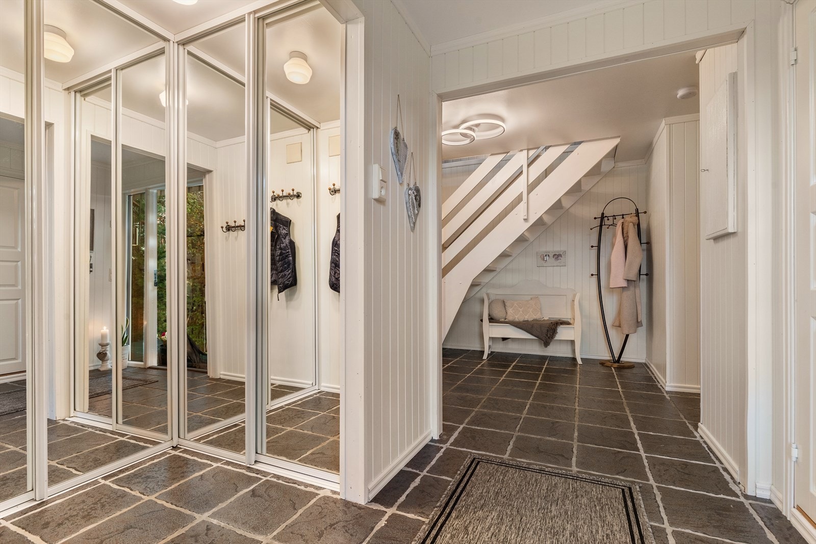 Det er gode oppbevaringsmuligheter i skyvedørsgarderobe, samt plass for kommode til ytterligere oppbevaring Galleribilde