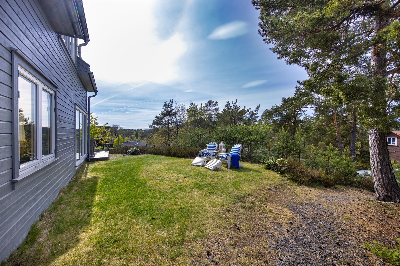 Vi starter med bilder utvendig, så innvendig, og avslutter med dronebilder og områdebilder! Galleribilde