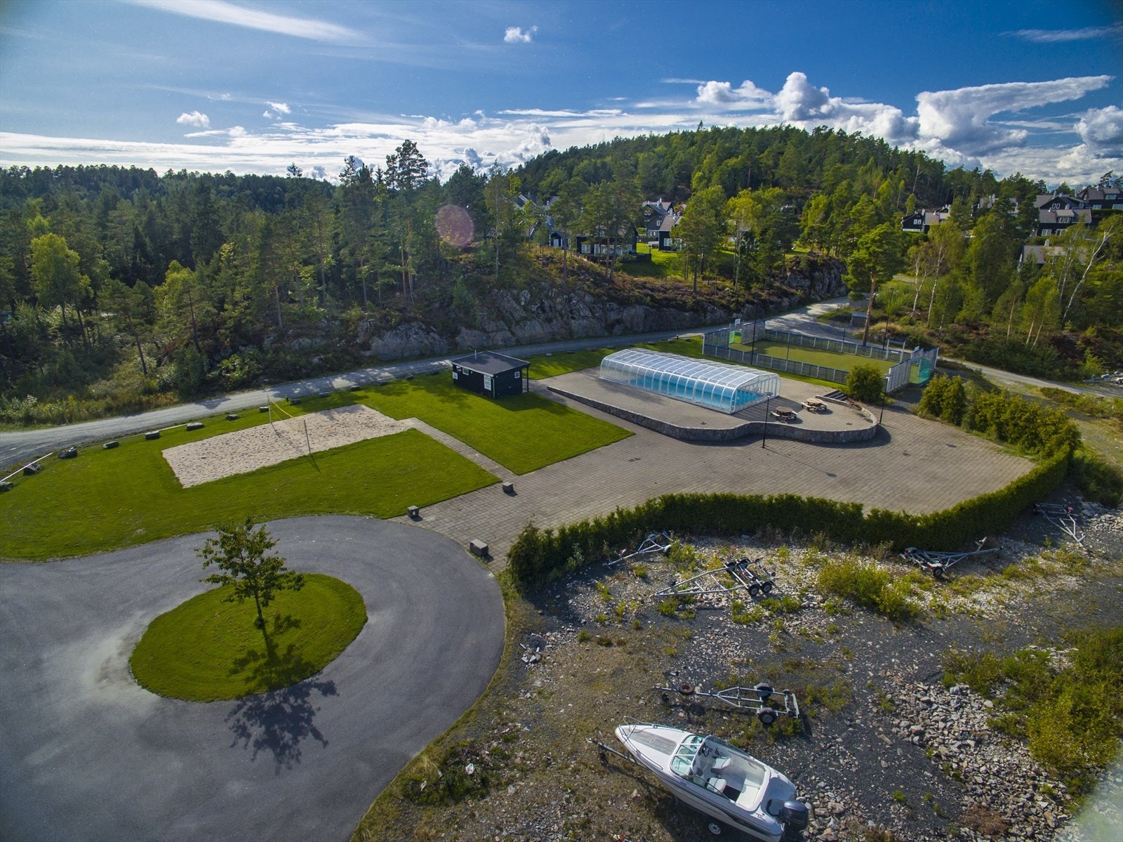 Felles sandvolleyballbane, fotballbinge samt svømmebasseng Galleribilde