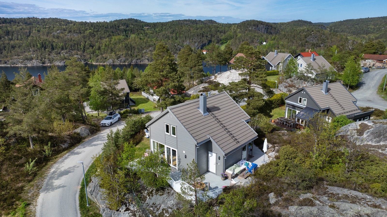 Høyt og luftig beliggende, med fjordgløtt Galleribilde