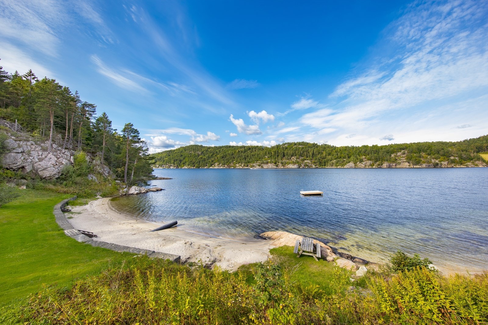 Nedenfor hyttefeltet ligger en herlig sandstrand til glede for store og små Galleribilde