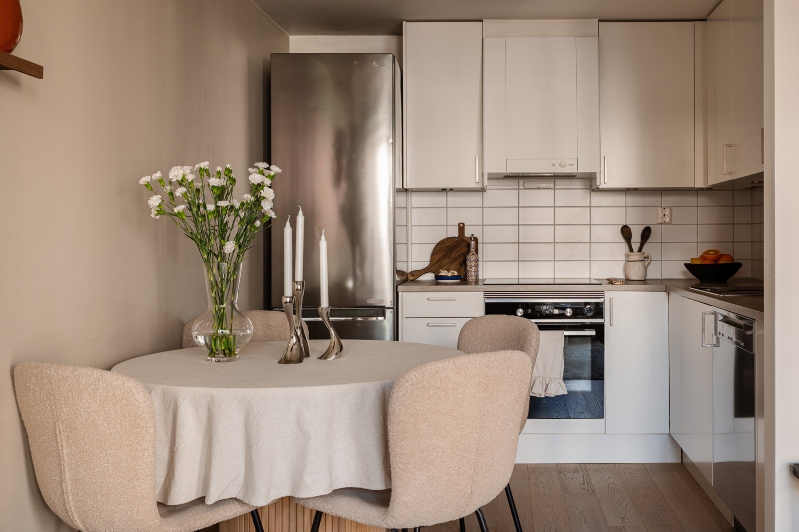 Kjøkkenet har en praktisk utforming med laminatbenkeplate og plass til en spiseplass. Galleribilde