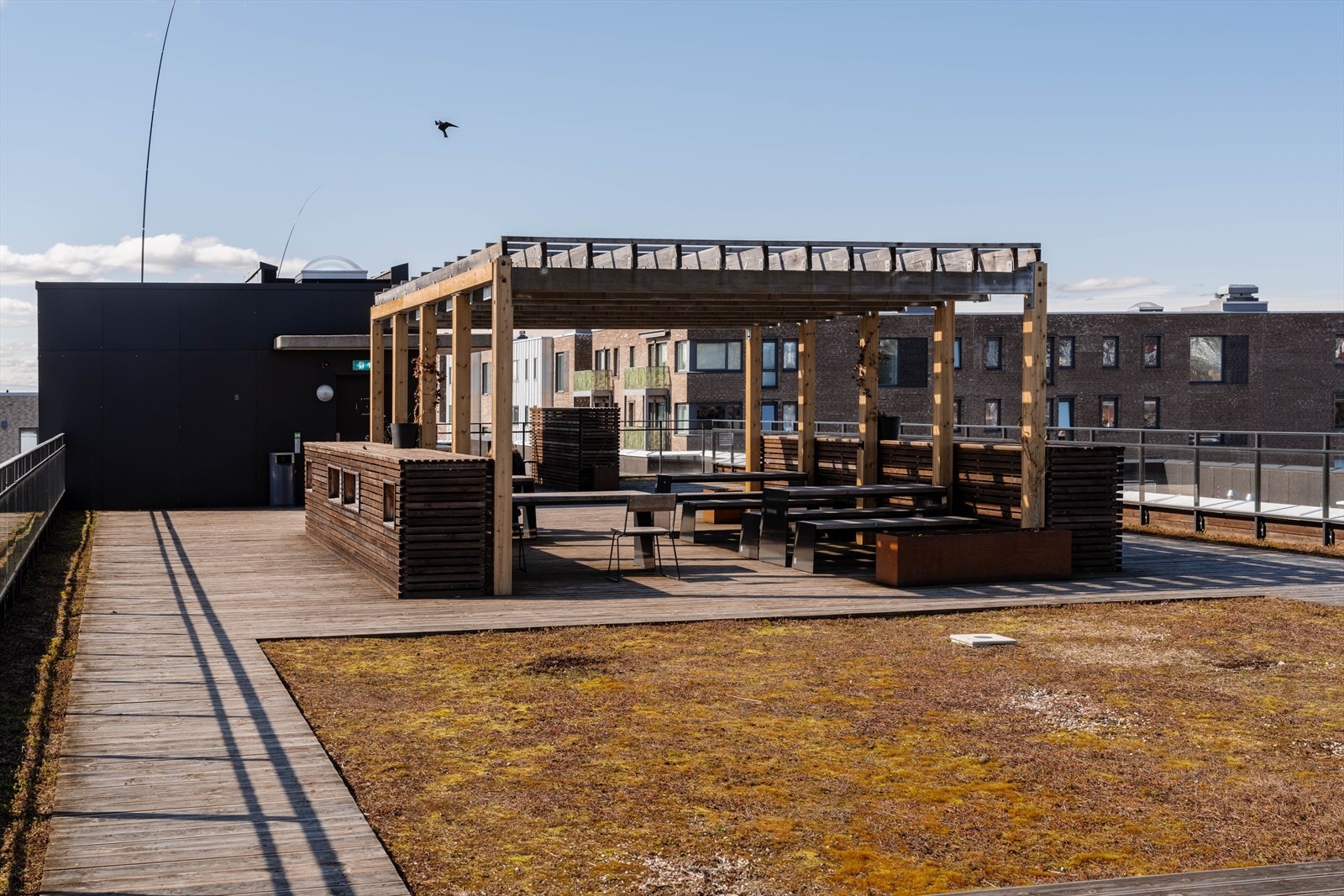 Takterrassen er et flott sted for sosiale sammenkomster på varme dager. Galleribilde