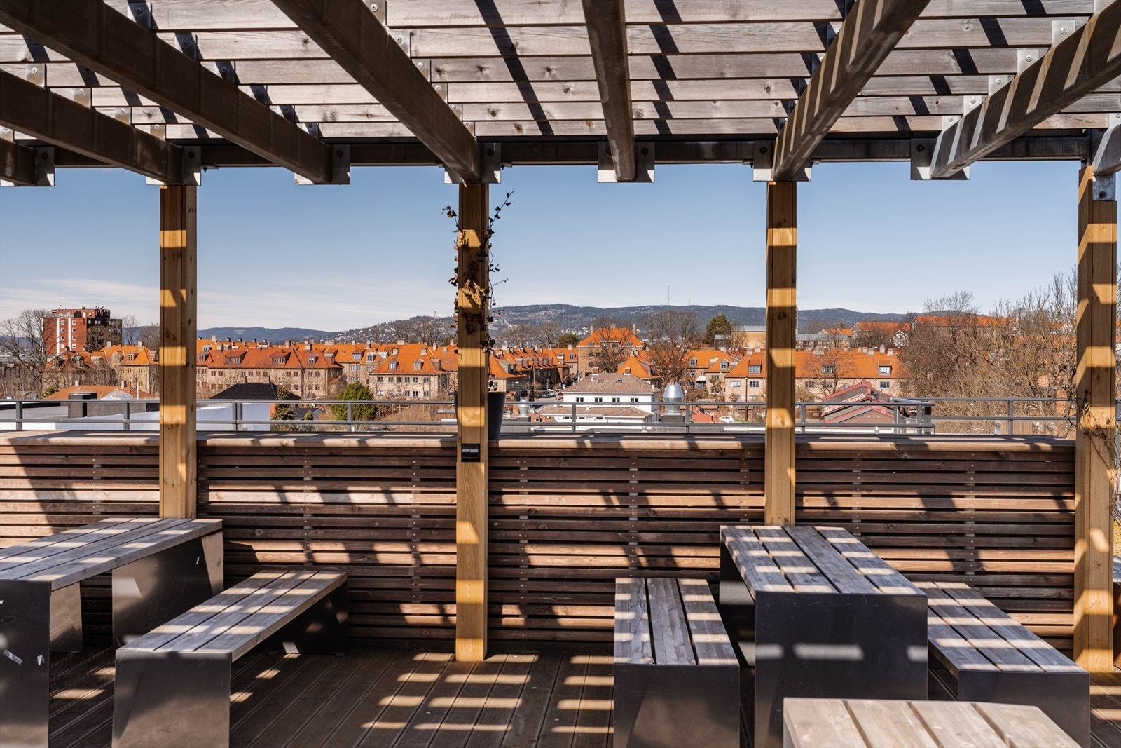 Sameiet disponerer en stor, felles takterrasse med pergola og flere sittegrupper. Galleribilde