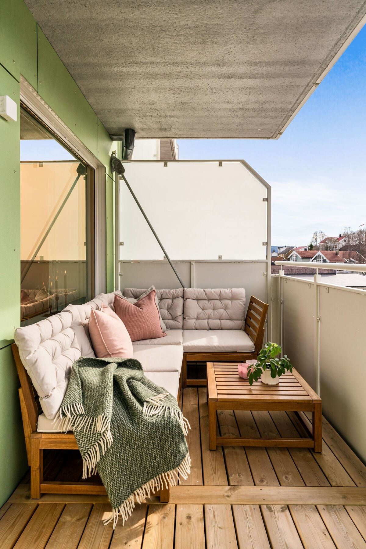 Fra stuen er det utgang til en herlig overbygget balkong skjermet for innsyn. Perfekt for sene sommerkvelder. Galleribilde