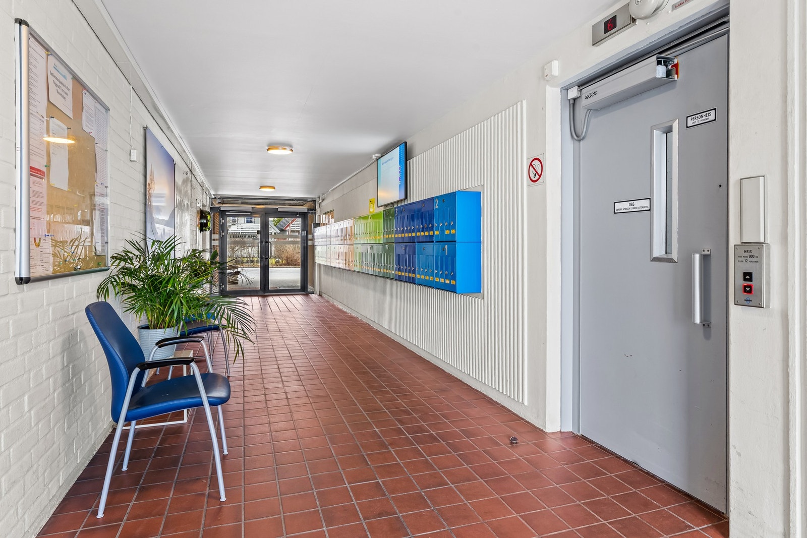 Det er inngang til bygget fra et felles inngangsparti i etasjen over leiligheten, og adkomst til syvende etasje via heis eller utvendig trapp. Galleribilde