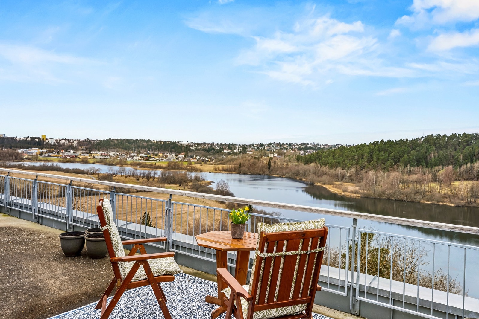 Oppsal terrasse 2 er en velholdt og romslig 2-roms på 78m² med flott beliggenhet i 7. etasje. Boligen har en solrik, lun terrasse med flott utsikt og det medfølger garasjeplass. Galleribilde