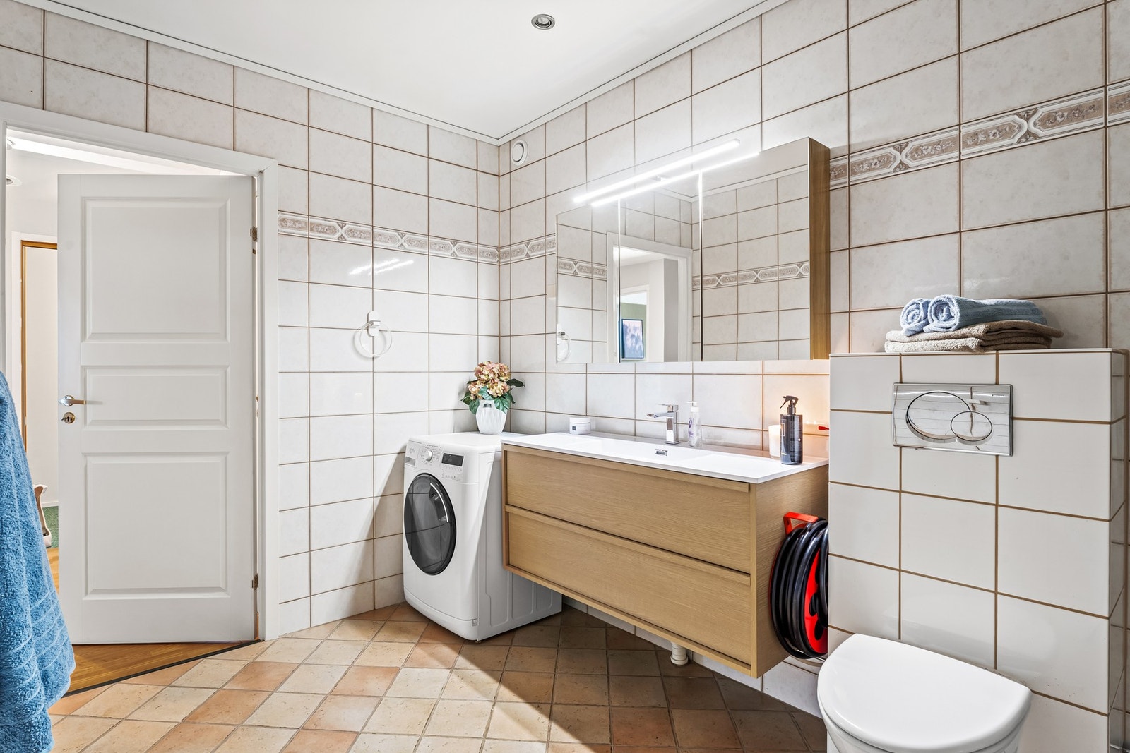 Innredningen er ny fra 2026 og består av en heldekkende servant på en skuffeseksjon og et speilskap med tre dører og belysning. Opplegg for vaskemaskin på badet. Galleribilde