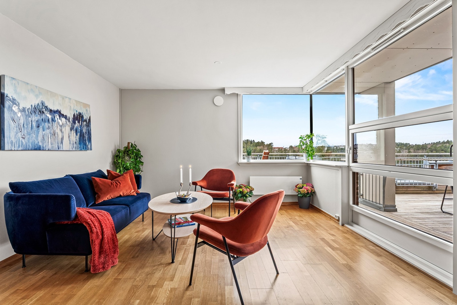 Stuen er lys og luftig med store vindusflater. Galleribilde