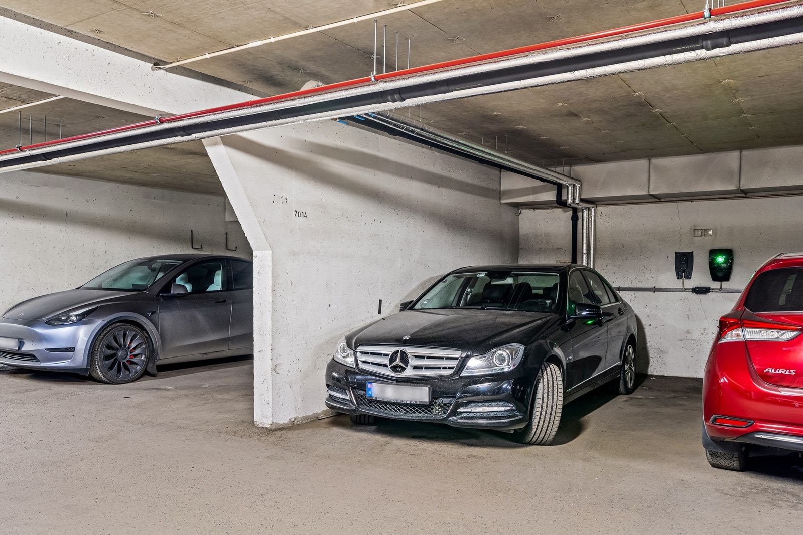 Det medfølger garasjeplass med infrastruktur for lader i felles lukket garasjeanlegg. Garasjeanlegget ligger i samme etasje som leiligheten, dette gir trappefri og enkel adkomst. Utvendig gjesteparkering i borettslaget. Galleribilde