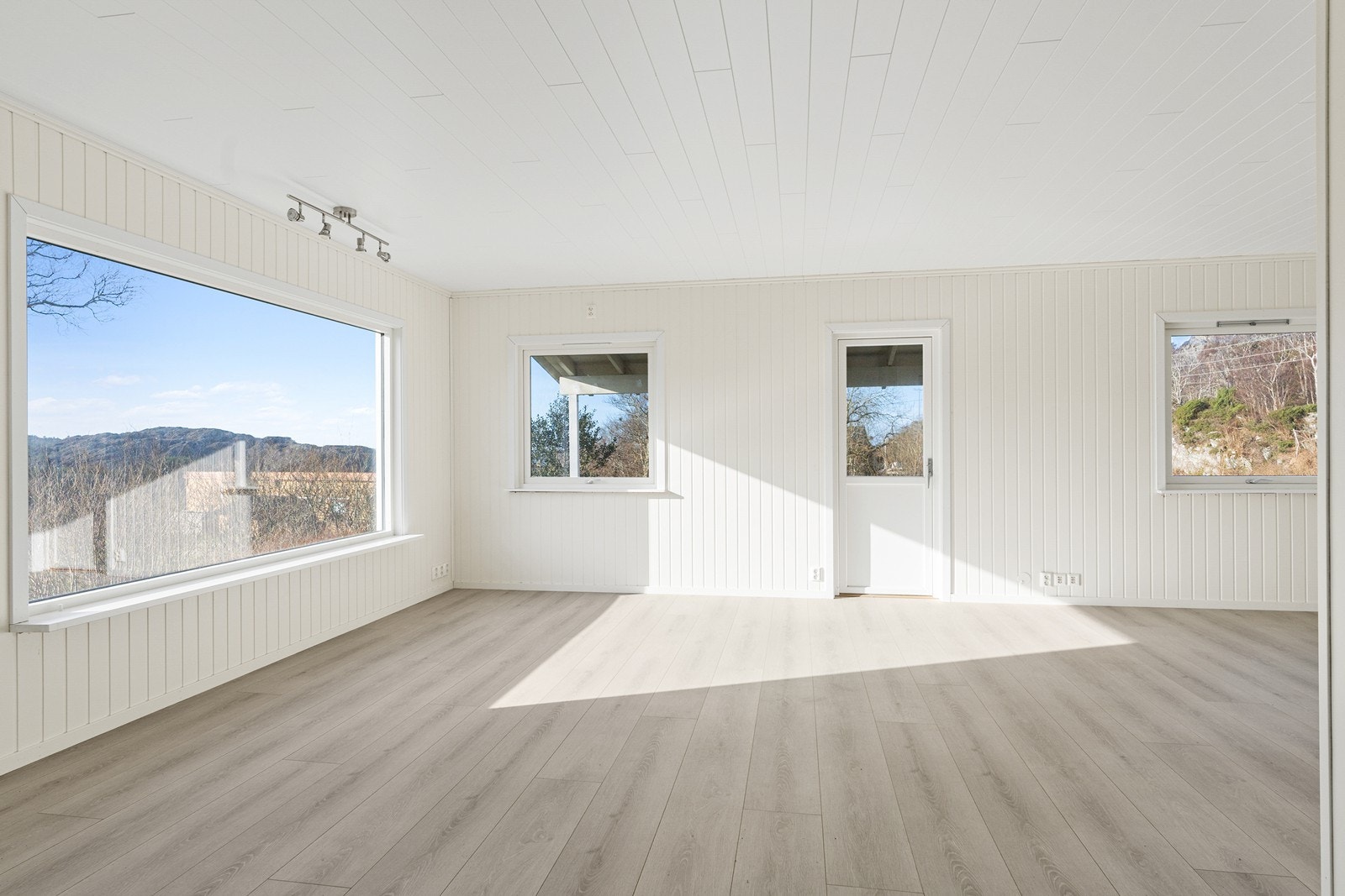 Lys og romslig stue med godt med naturlig lysinnslipp. Galleribilde