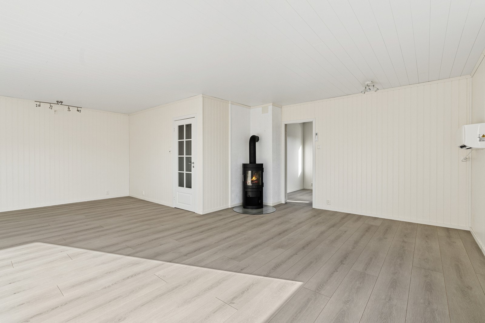 Det er god plass til å innrede i ulike soner med både sofagruppe og spisebord. Galleribilde