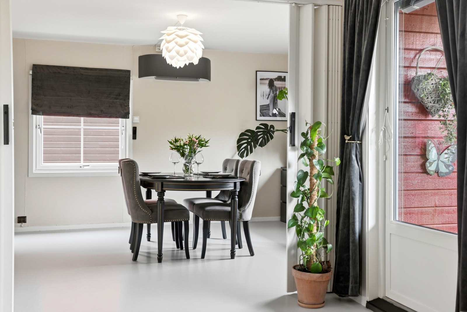 Fra stuen er det direkte adkomst til nordvendt terrasse. Galleribilde