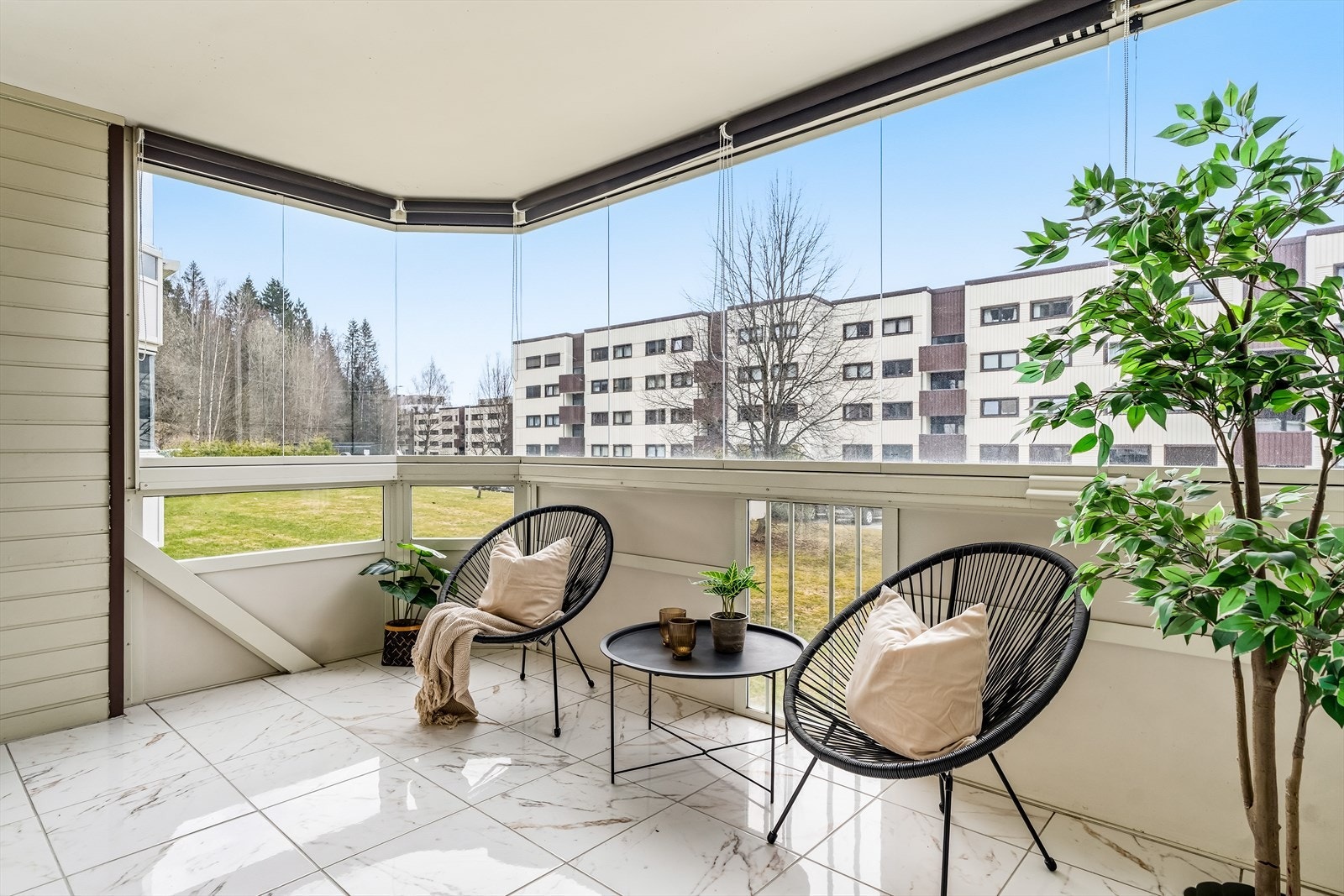 En lys og gjennomgående 3-roms med en god planløsning og store rom. Galleribilde