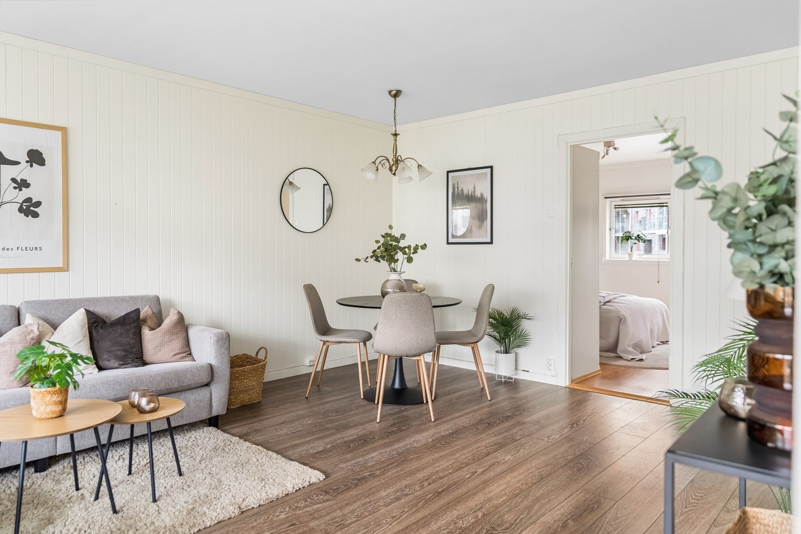 De store vinduene og utgang til balkong gir naturlig lystilførsel til rommet og bidrar til en hyggelig atmosfære. Galleribilde