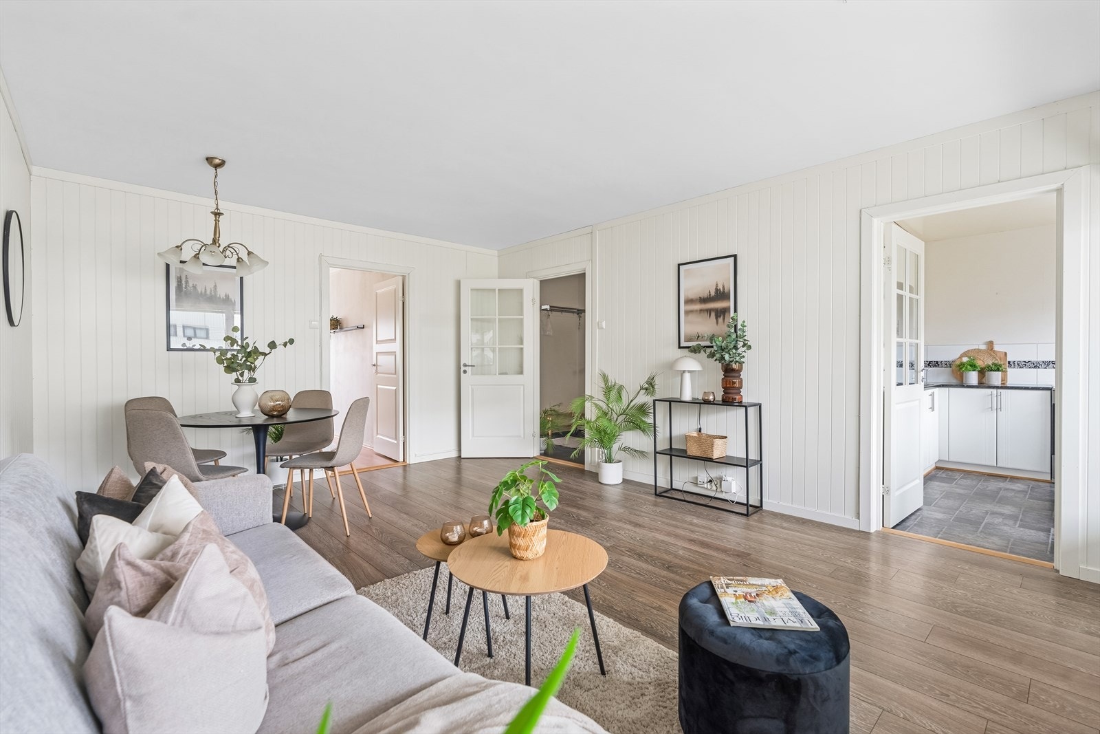 Stuen er et sosialt oppholdsrom hvor du fint får plass til både sofagruppe og spisebord. Galleribilde