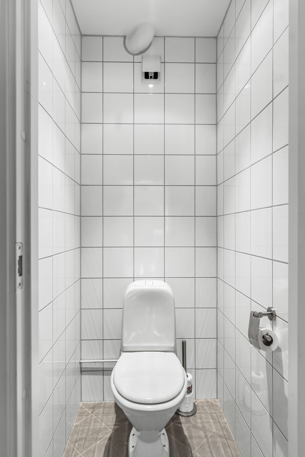 Vegg-i-vegg med badet finner du et separat toalettrom Galleribilde