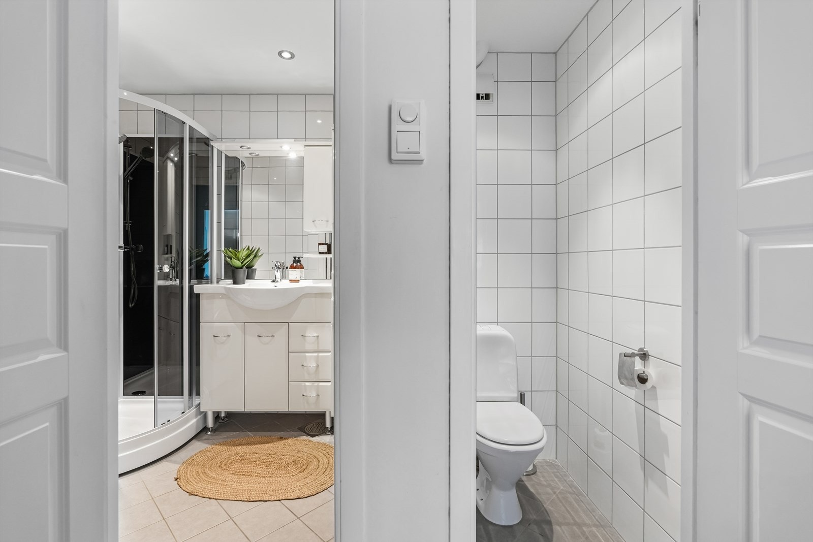 Videre er badet utstyrt med dusjkabinett og opplegg for vaskemaskin. Galleribilde