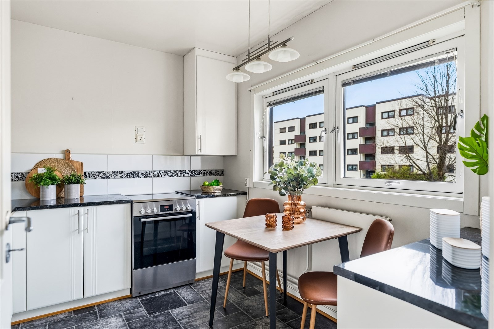 Praktisk utformet og har rikelig med skap- og benkeplass Galleribilde
