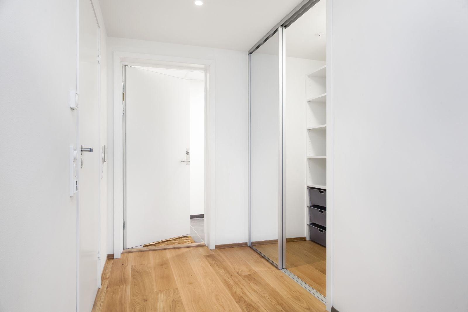 Gang med skyvedørsgarderobe Galleribilde