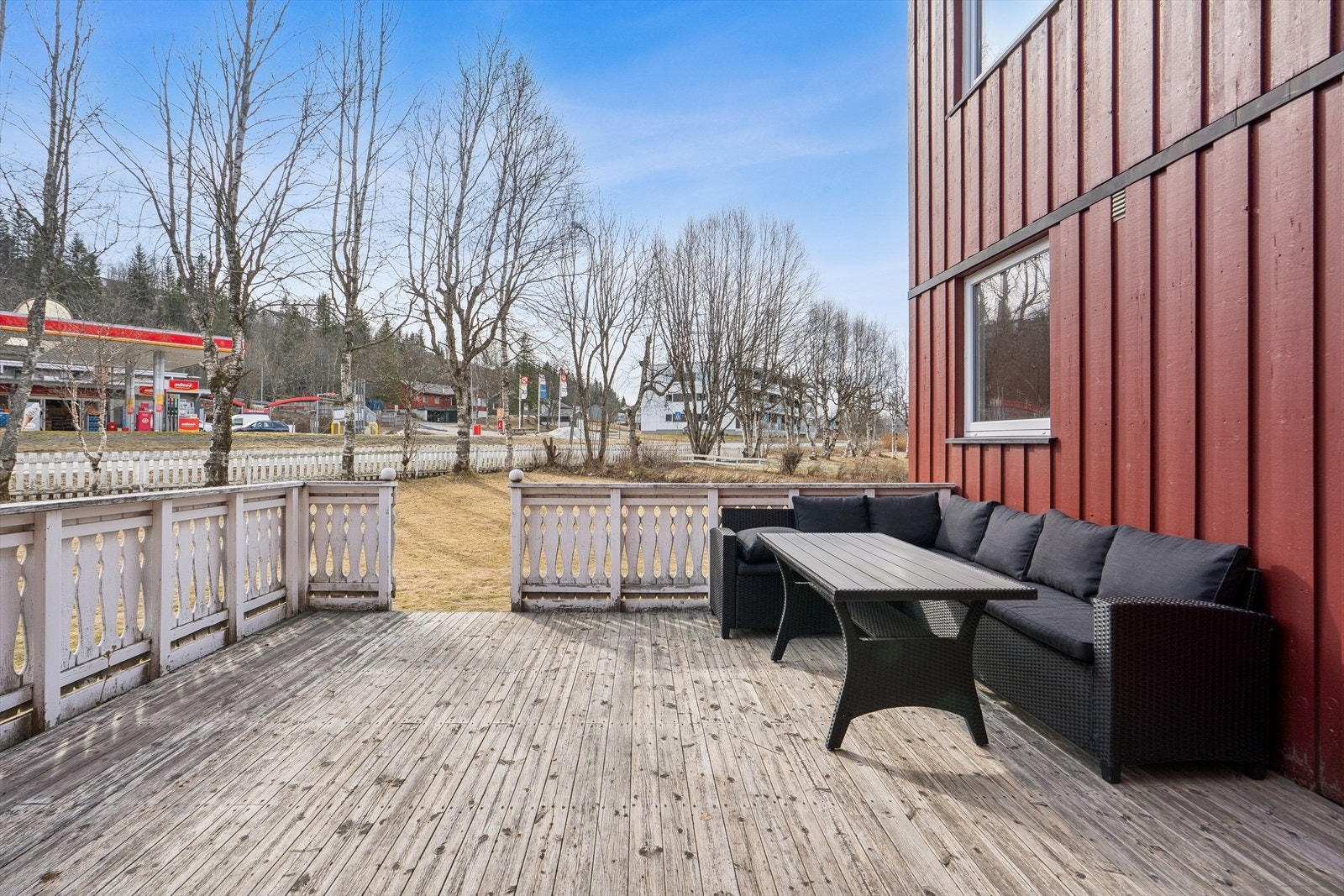 Solrik terrasse i bakkant. Her er det rikelig med plass for utemøblement, grill og annet en måtte ønske. Galleribilde