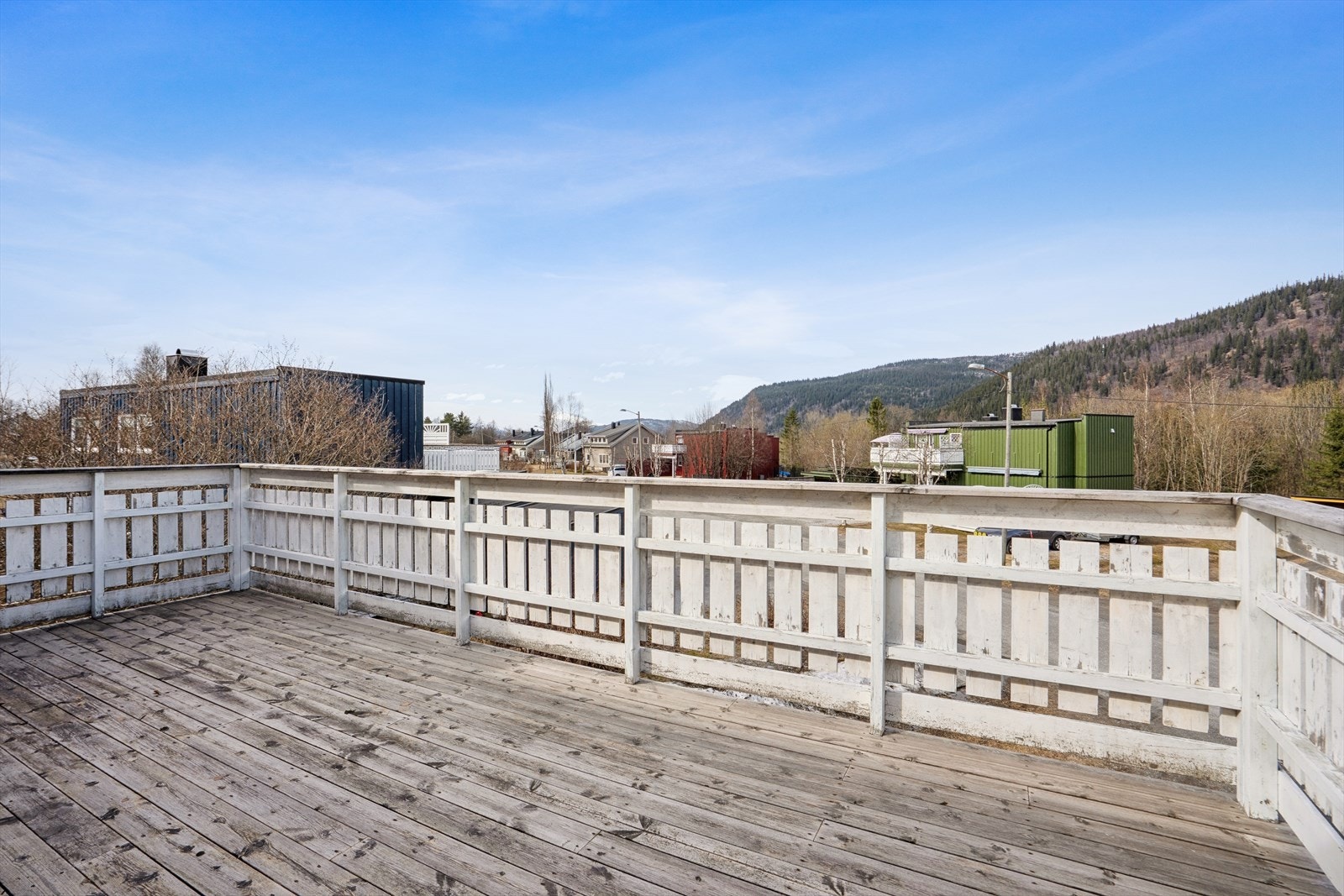Fra stuen er det videre utgang til en stor og solrik balkong med god plass for utemøblement. Galleribilde