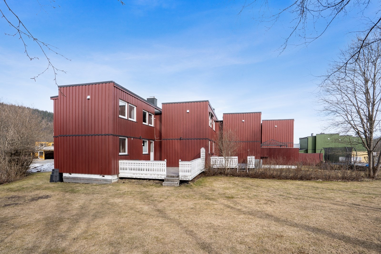 Videre nedgang til flott hage med boltreplass for både store og små. Galleribilde