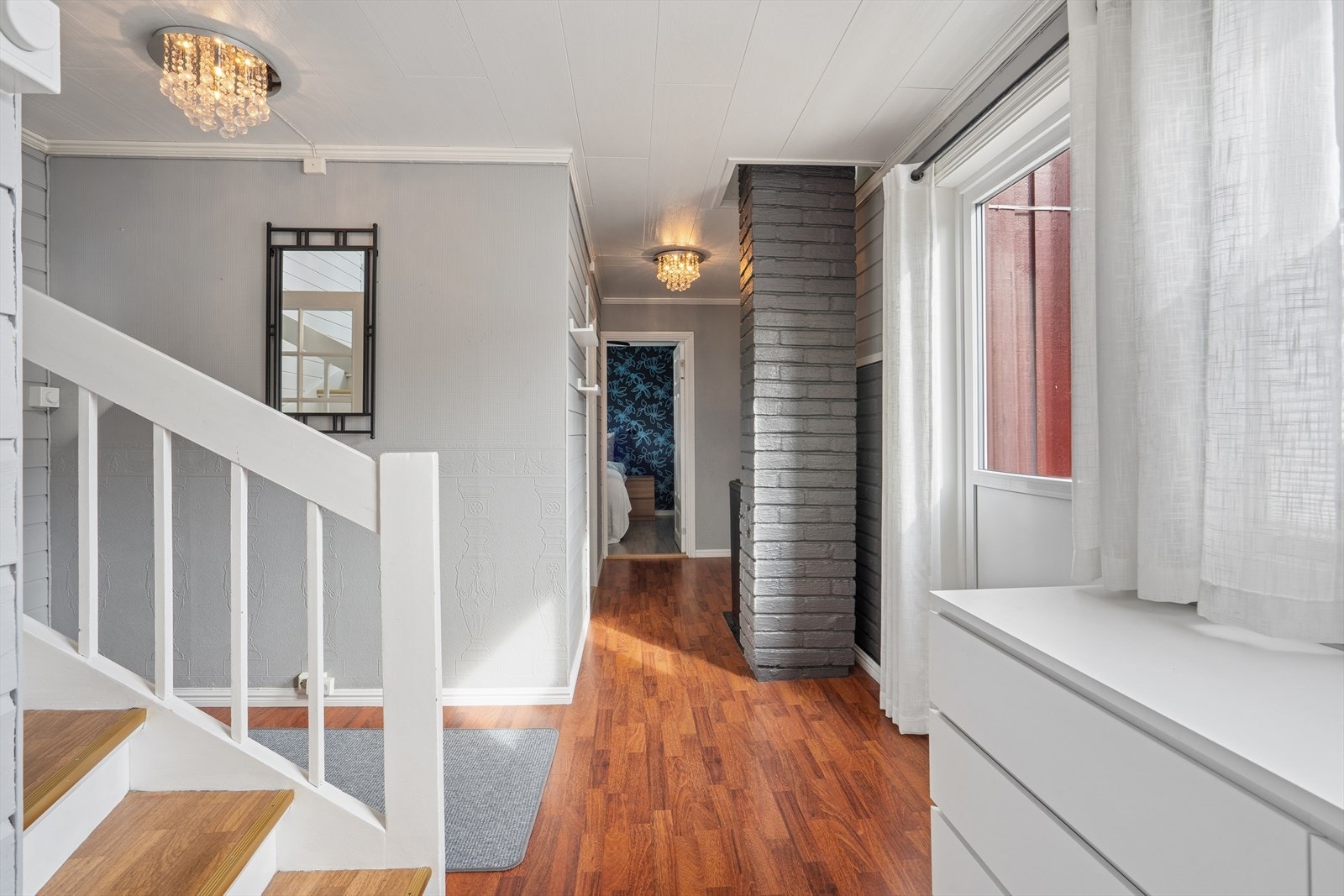 Videre inn i gangpartiet er det plass for ytterligere garderobe- og oppbevaringsløsninger ved behov. Galleribilde